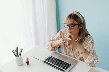 Psycholog online – kiedy warto skorzystać z&nbsp;pomocy zdalnej
