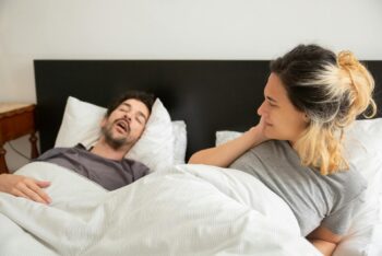 Czy&nbsp;chrapanie może być objawem choroby – kiedy jest sygnałem ostrzegawczym?